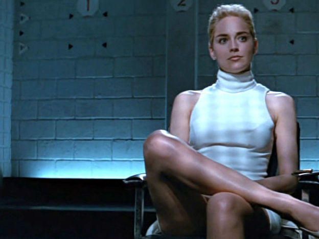 Sharon Stone en la icónica escena del interrogatorio de 'Institnto Básico'.