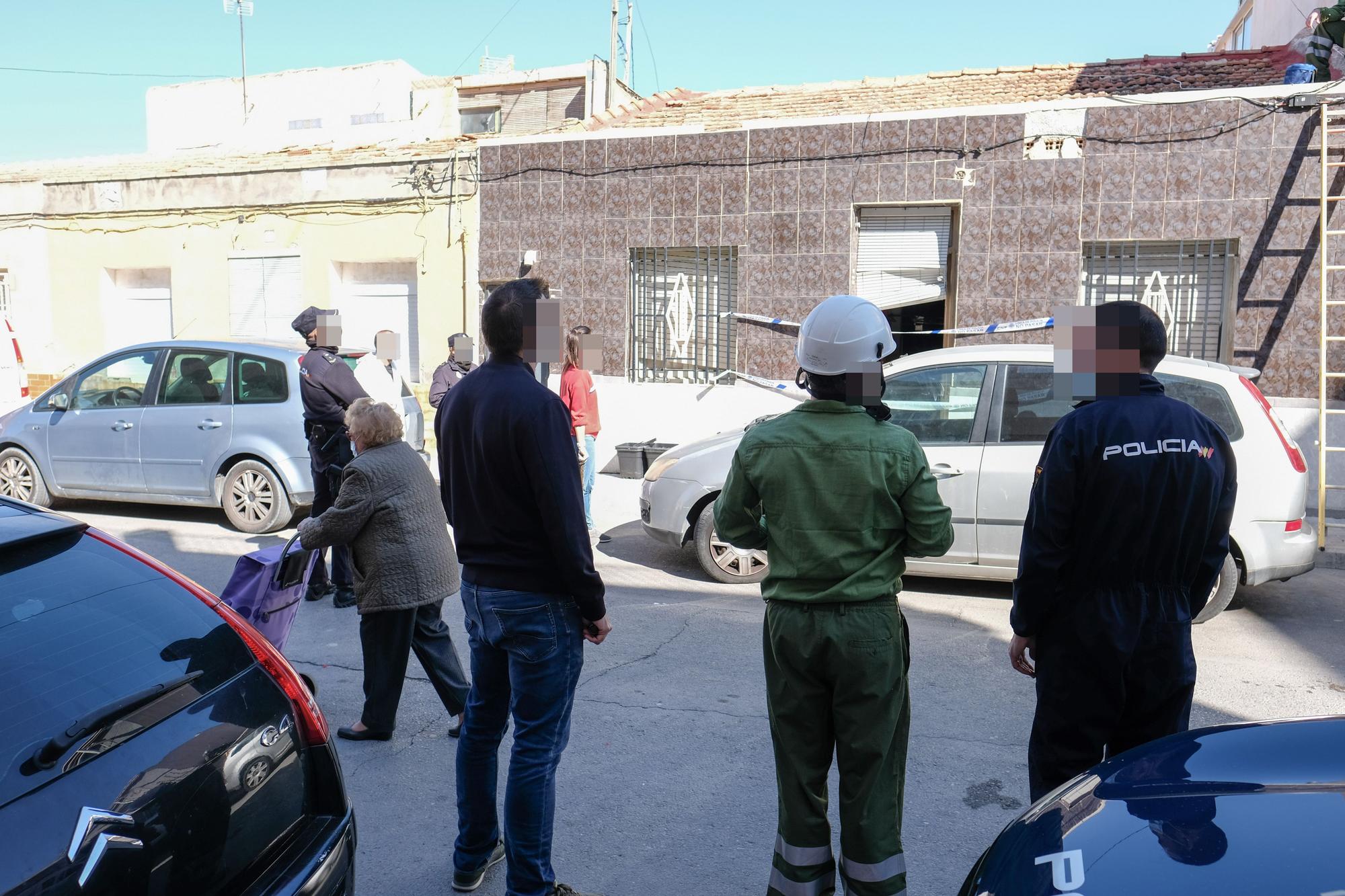 El incendio en una vivienda de Elda permite descubrir una plantación de marihuana