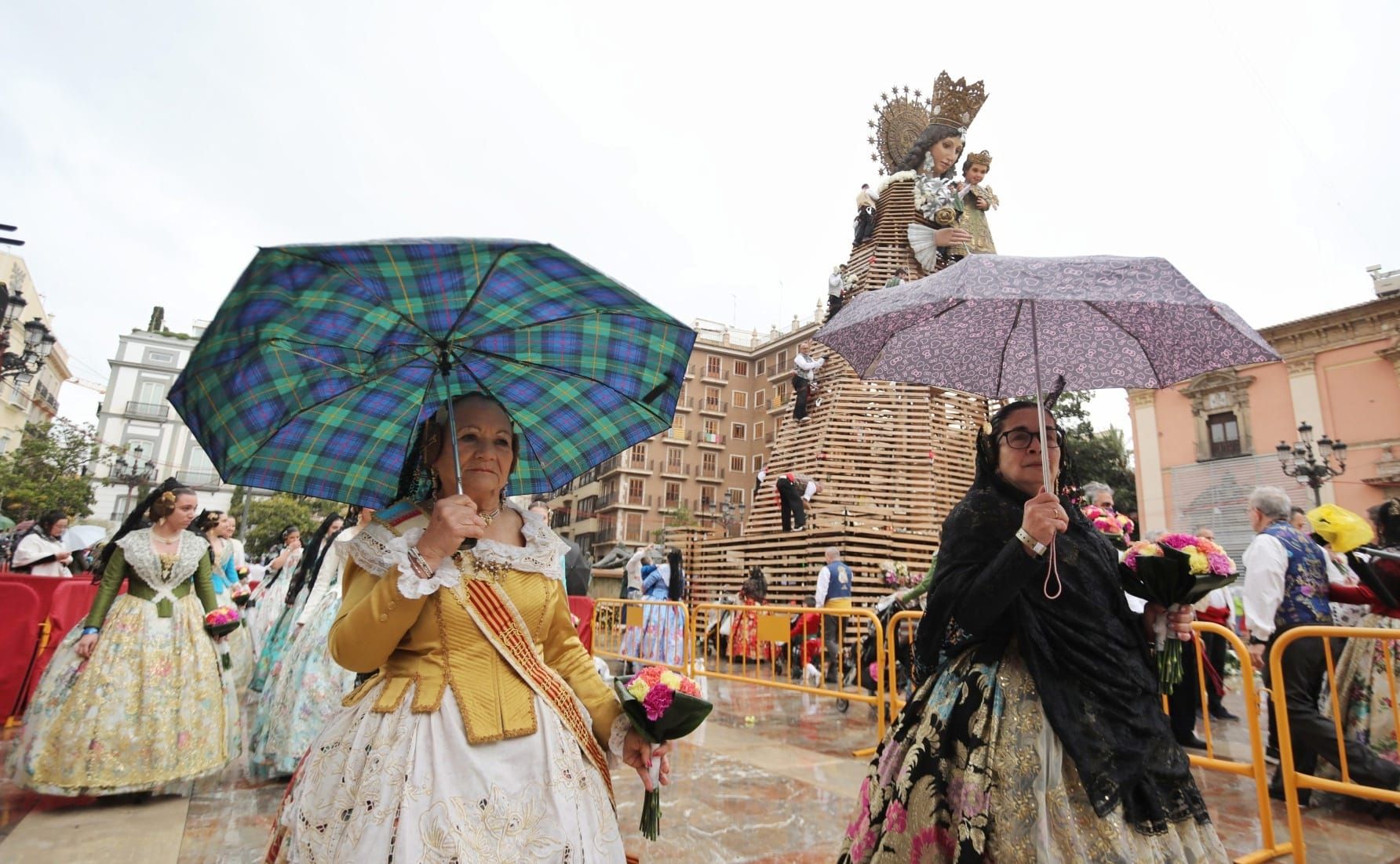 Desfile de chubasqueros y paraguas antes la Mare de Déu