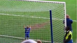 Els fans del Chelsea aplaudeixen Josh, de 2 anys, fill del porter Ross Turnbull, al marcar un gol.