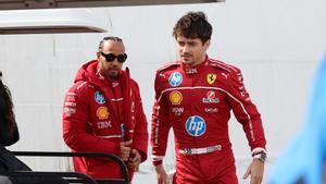SAKHIR (Bahrain), 26/02/2025.- Scuderia Ferrari drivers Charles Leclerc of Monaco (R) and Lewis Hamilton of Britain leave after a group photo session ahead of the Formula 1 pre-season testing at Bahrain International Circuit in Sakhir, Bahrain, 26 February 2025. (Fórmula Uno, Bahrein, Reino Unido) EFE/EPA/ALI HAIDER. pretemporada 2025. circuito internacional bahrein