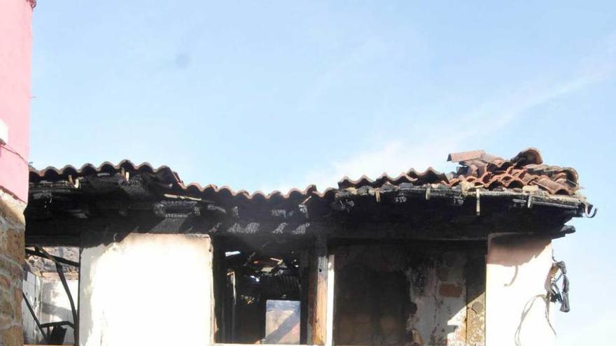 La vivienda quemada en el pueblo de El Navaliegu.