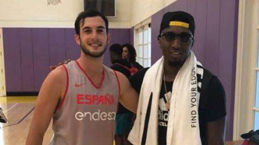 Sergi García, junto a Donovan Mitchell.