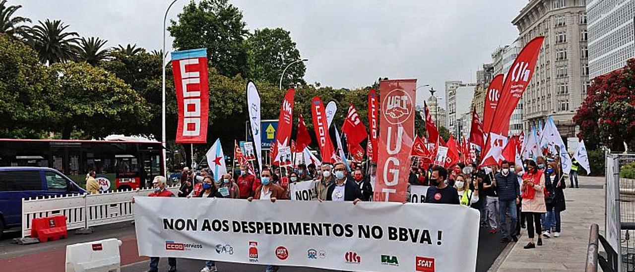 Huelga a nivel nacional contra el ERE de BBVA. Trabajadores de BBVA se manifestaron ayer por las calles de A Coruña para exigir “alternativas dignas” al ERE planteado por el banco. En Galicia, la entidad ha puesto sobre la mesa el despido de un centenar de personas y el cierre de 26 sucursales. La medida de protesta fue simultánea a la convocatoria de huelga en la entidad a nivel nacional, con un seguimiento que CC OO ha elevado hasta el 70%. | FDV