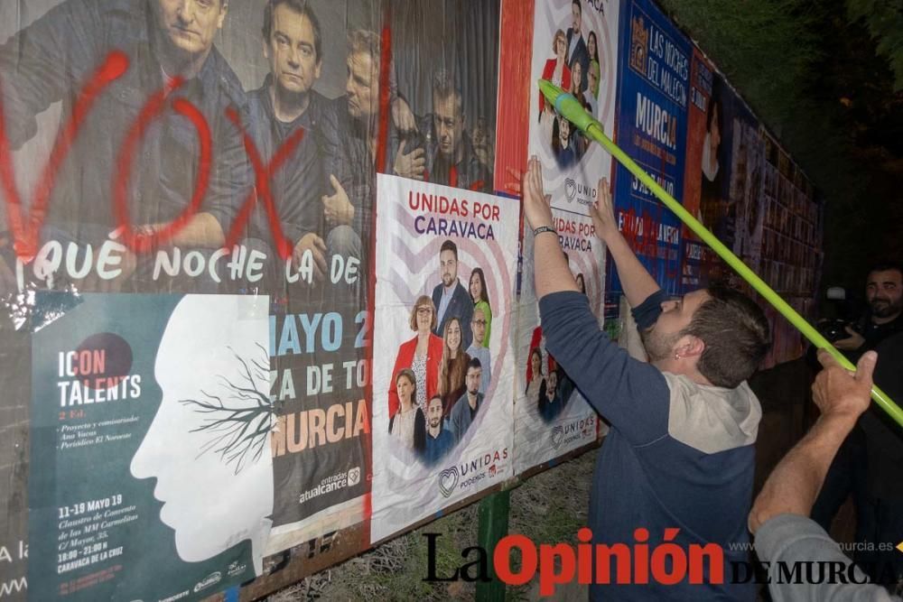 Pegada de carteles en Caravaca