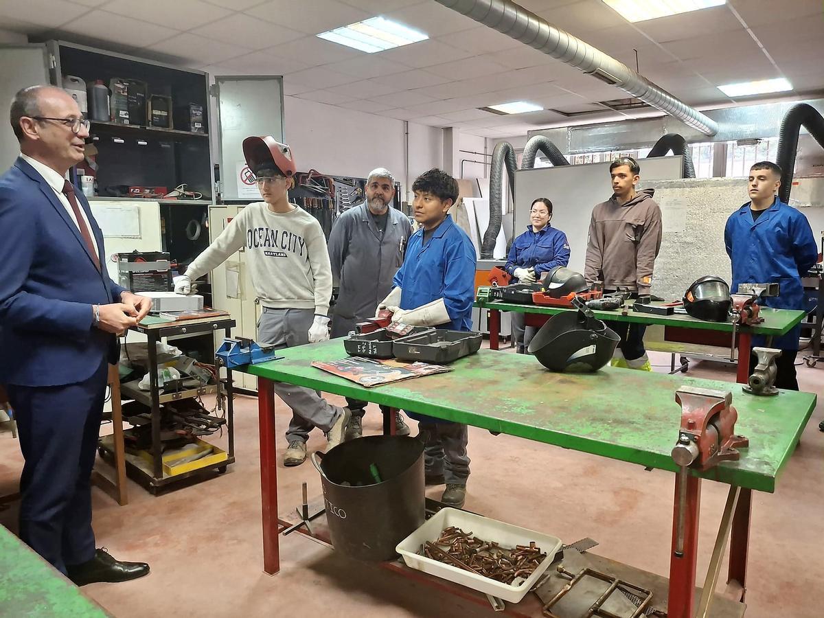 El consejero de Educación y Formación Profesional, Víctor Marín, visita el IES Sierra de Carrascoy.
