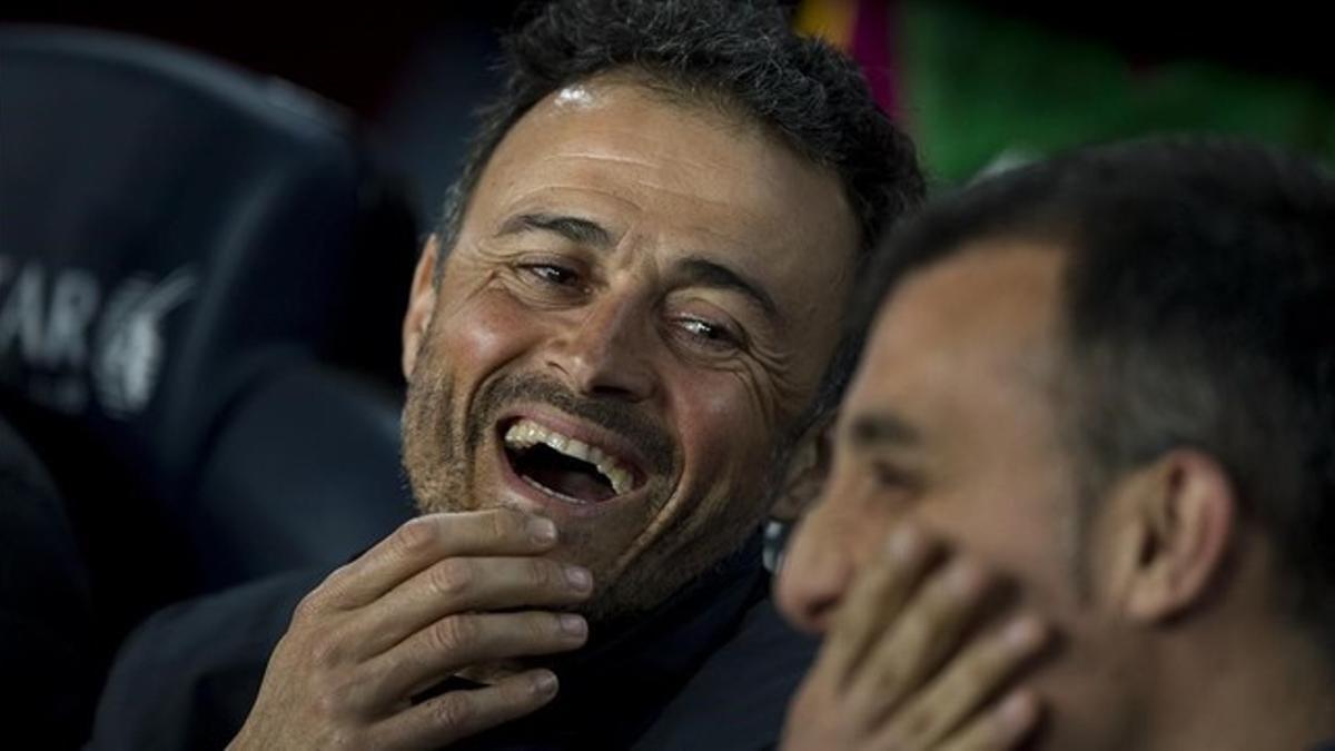 Luis Enrique sonríe en el banquillo antes de iniciarse el encuentro