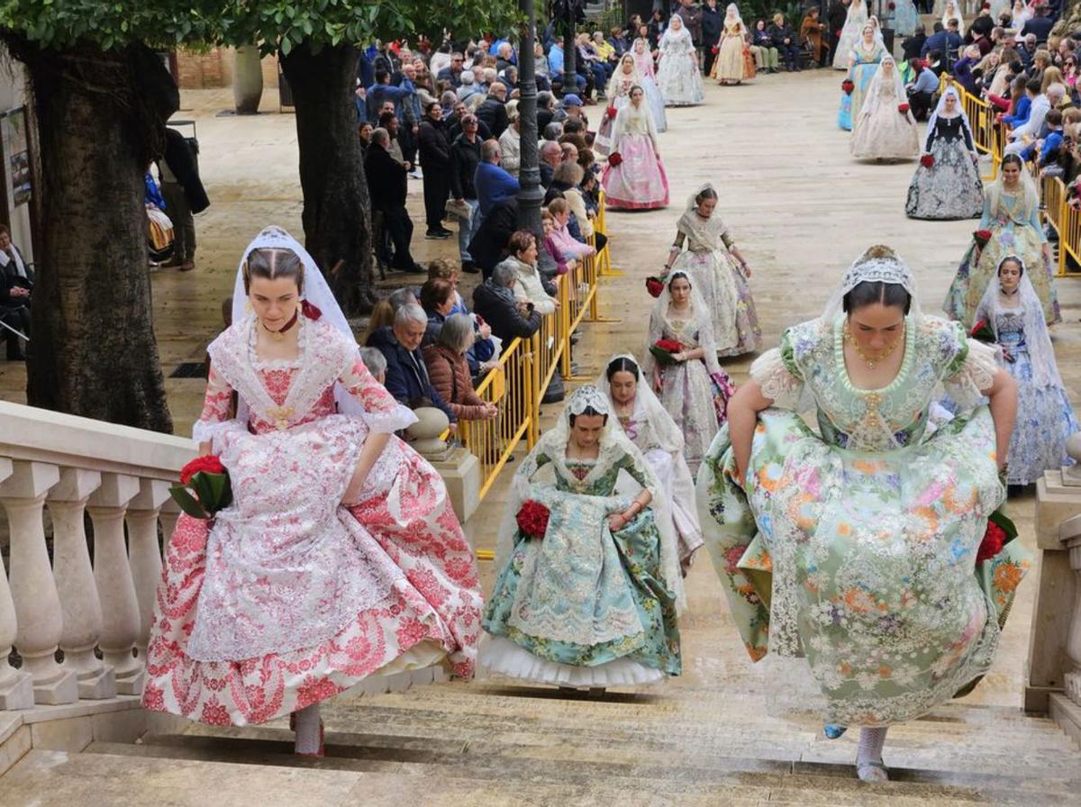 La Ofrenda más atípica deja lluvia en Alzira, emotividad en Algemesí y fervor en Cullera