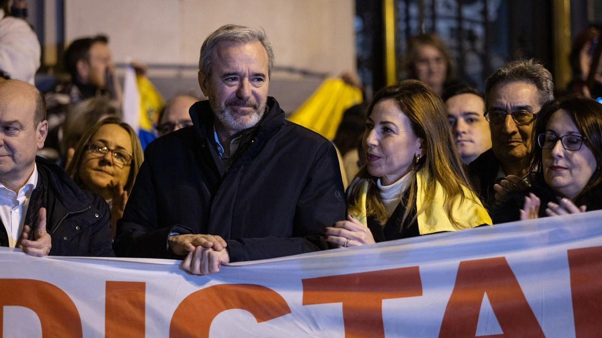 Azcón y Chueca, en una manifestación de apoyo a María Corina Machado en Zaragoza.