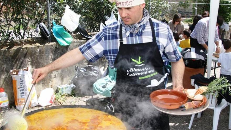 Locos por la paella en la Fiesta de la Primavera de Monesterio