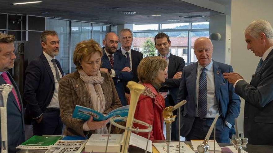 La delegada del Gobierno, Delia Losa; la ministra María Luisa Carcedo, y el secretario de Sanidad, Faustino Blanco, en el centro.