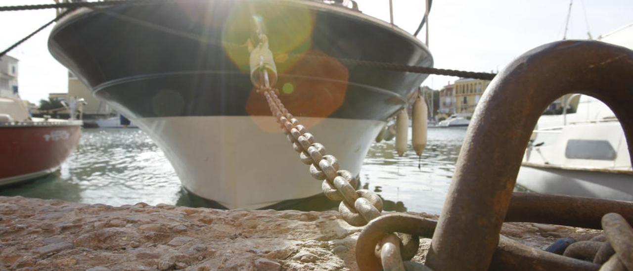 Encadenan los barcos amarrados en Port Saplaya por impago de la cuota