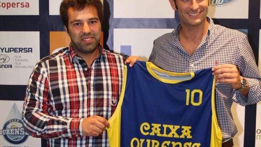 Gavilanes (d.), con la camiseta de la pasada temporada.