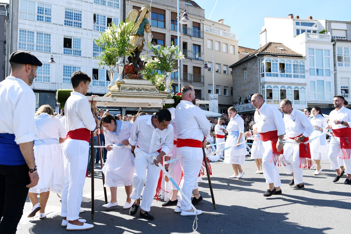 La Danza de Espadas de Marín rompe con dos años de pandemia