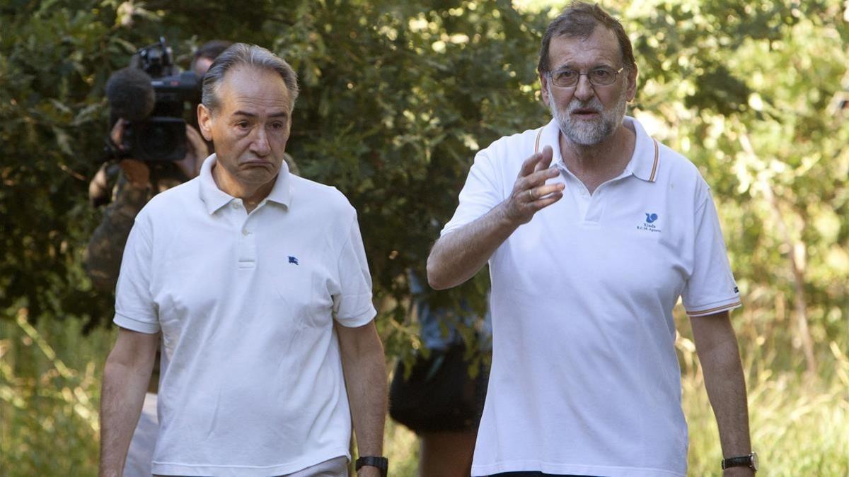 Mariano Rajoy pasea junto a José Benito Suarez, en Ribaduimia.