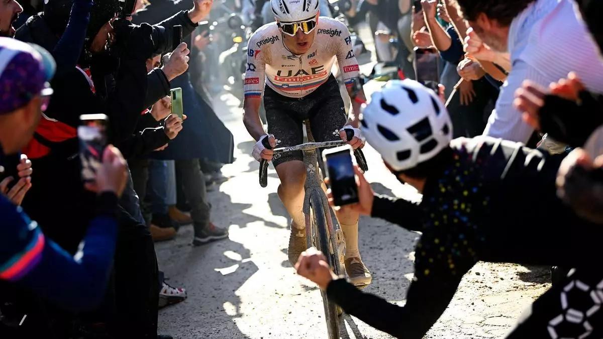 Tadej Pogacar, camino de la victoria en la Strade Bianche 2024