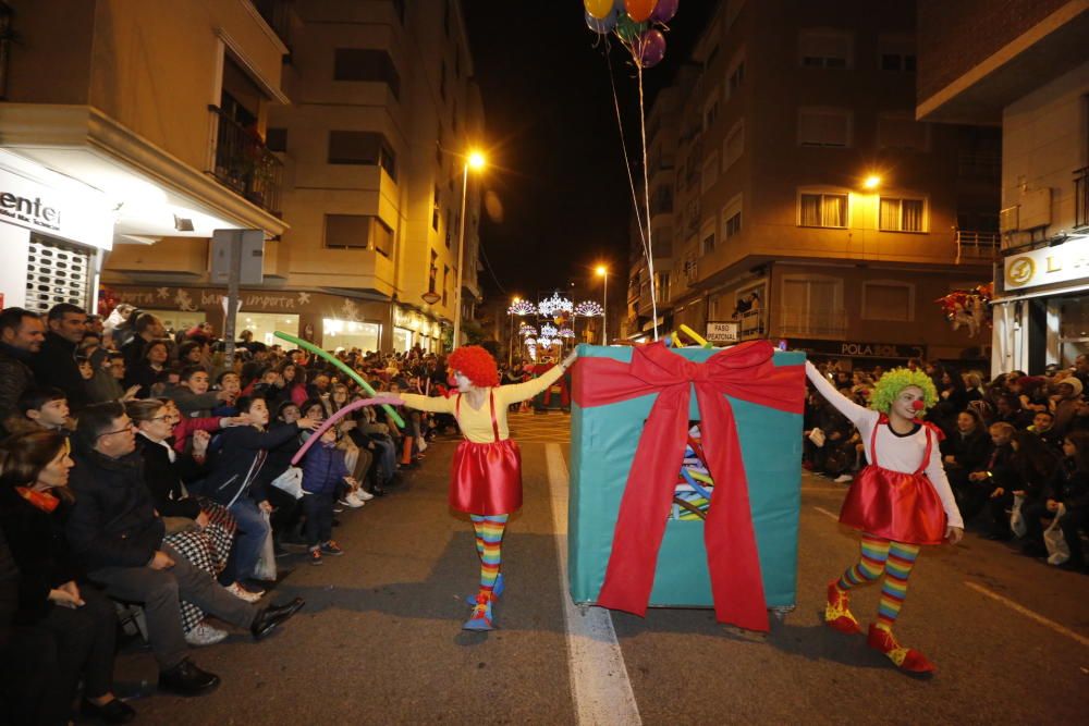 La cabalgata de los Reyes Magos en Elche ha recorrido el centro de la ciudad con 13 carrozas y más de 600 personas