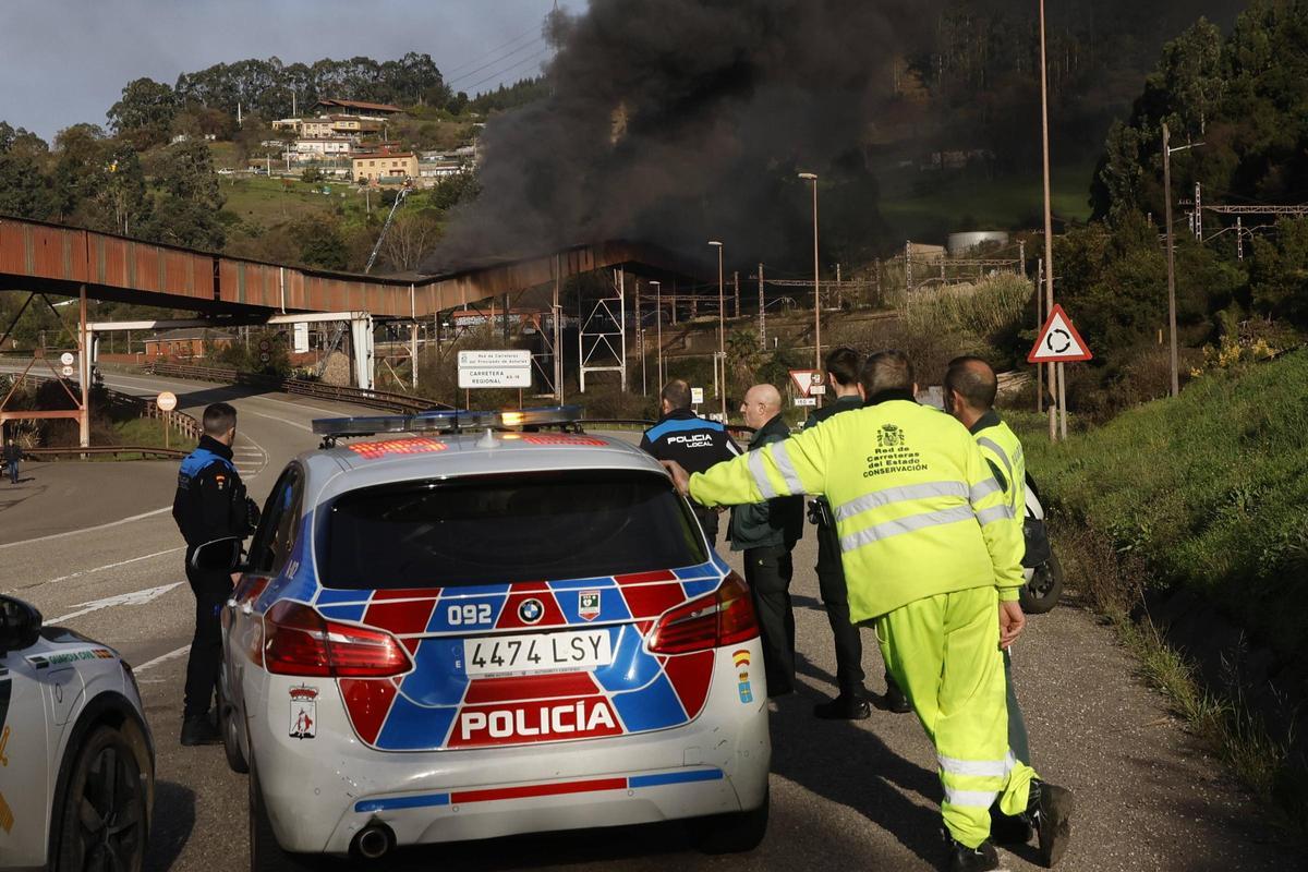El despliegue policial en Gijón por un incendio en una de las cintas de carbón de Veriña, en imágenes