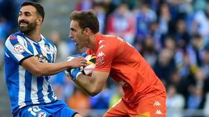 Diego Rivas, el preparador de porteros del Arenteiro, bloca un balón en Riazor