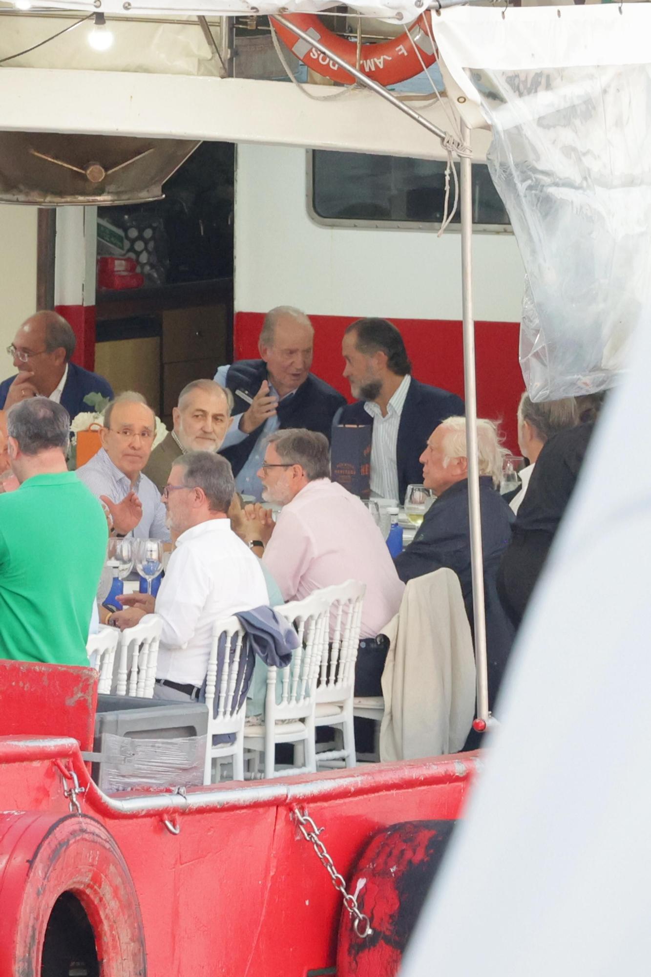 La multitudinaria cena del rey emérito y la infanta Elena a bordo de un 'bateeiro' por aguas de Sanxenxo