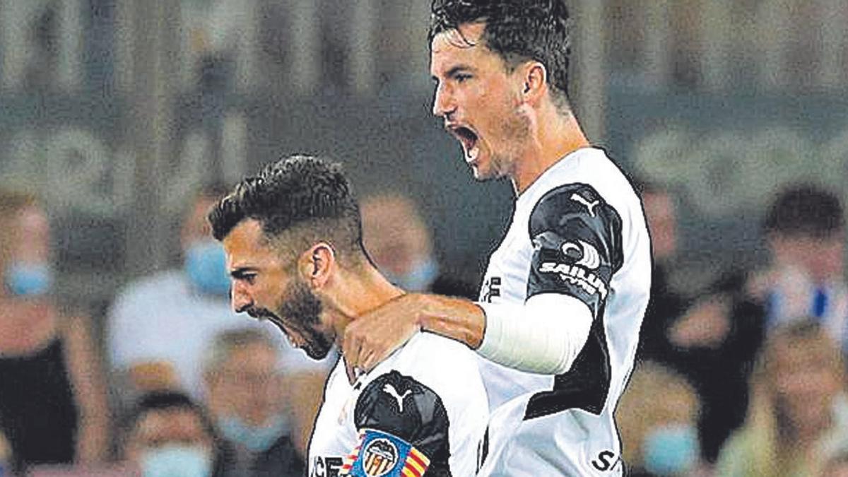 Gayà y Hugo Guillamón, celebrando un gol