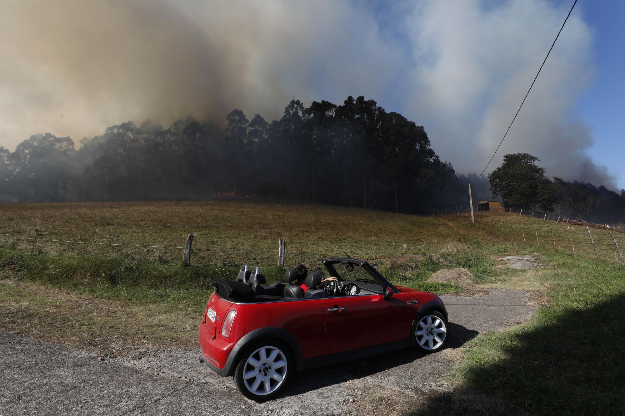 En imágenes: se reactiva el incendio en la vertiente gijonesa del Monte Areo