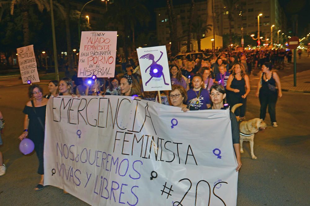 “No es no, lo demás es violación” y “La tumba del machismo, Alicante será”, son algunas de las consignas que se escuchado por las calles de la ciudad