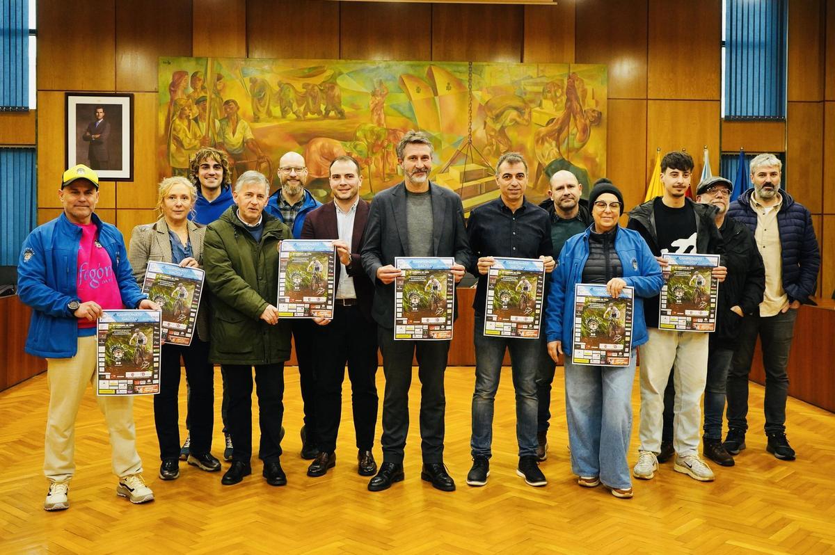 Asistentes a la presentación de la prueba en el salón de plenos municipal.
