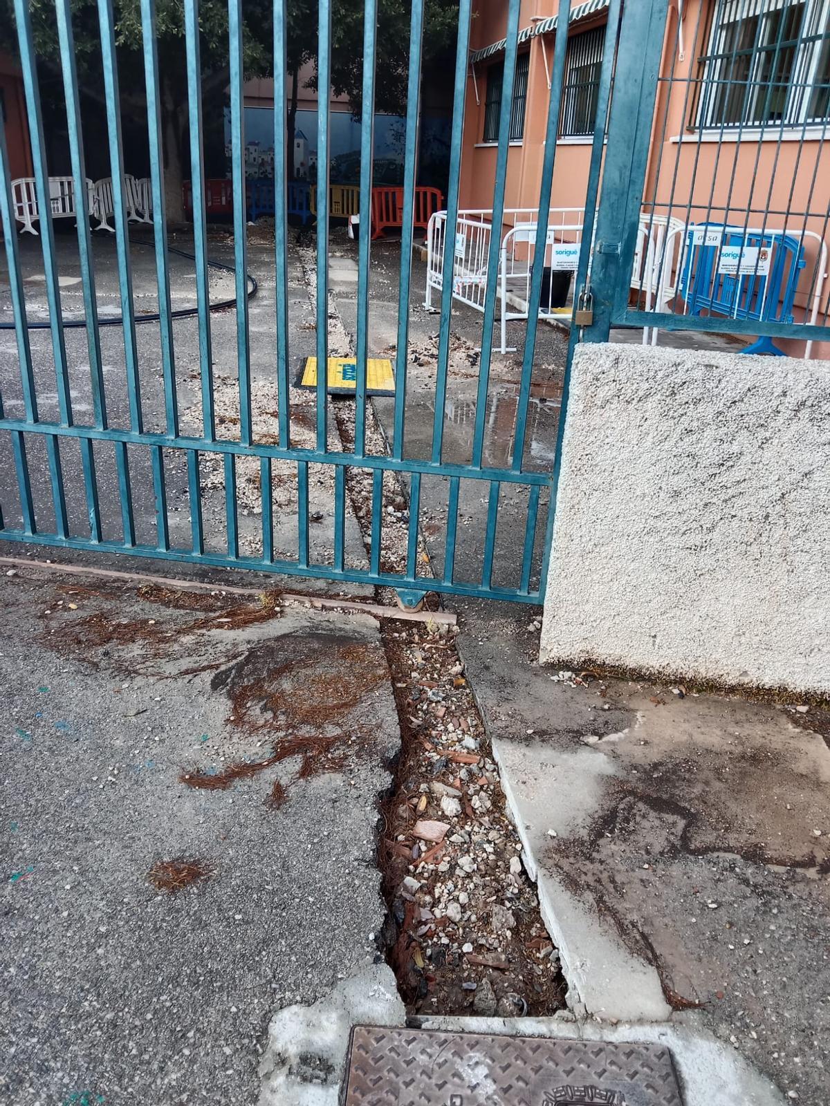 La zanja abierta en el colegio Azorín para reparar una fuga de agua en los baños de Infantil