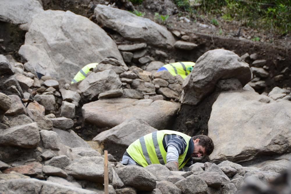 Las obras del Corredor destapan una escultura antropomorfa en Domaio