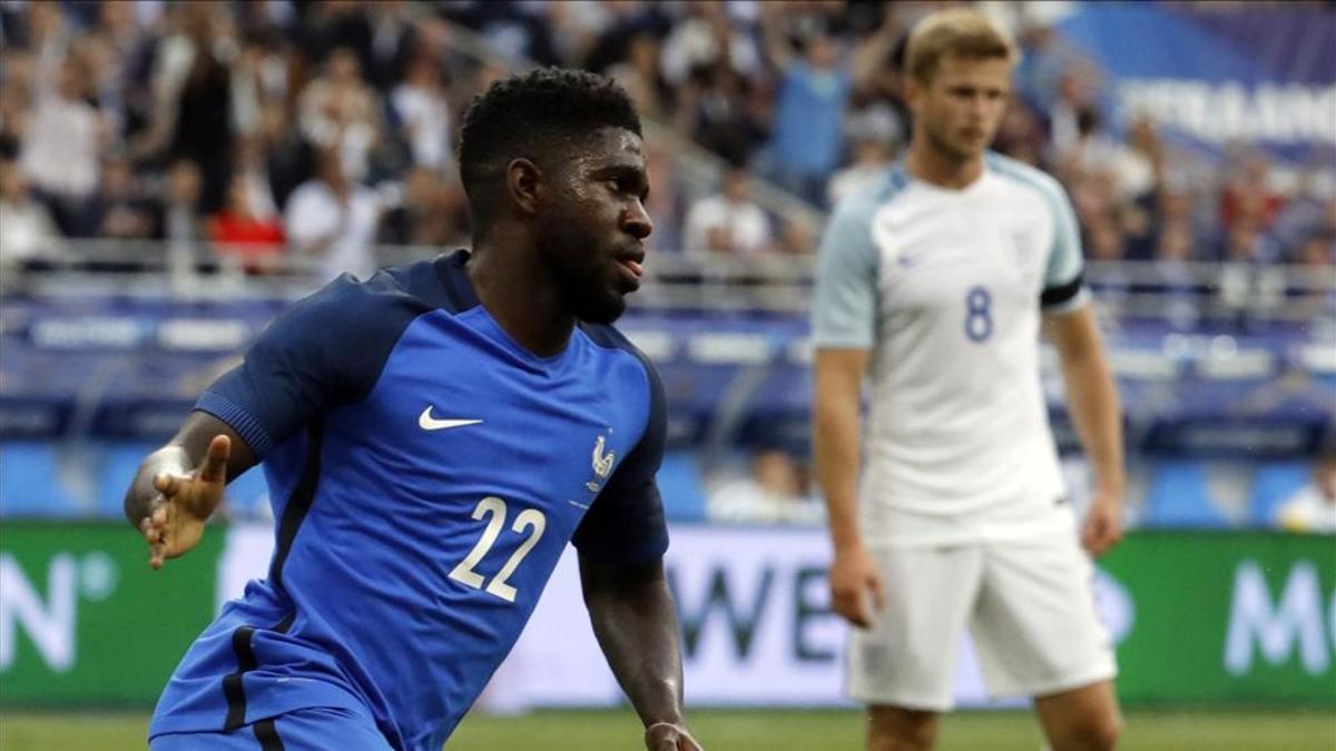 Samuel Umtiti celebra su primer gol con la camiseta de Francia