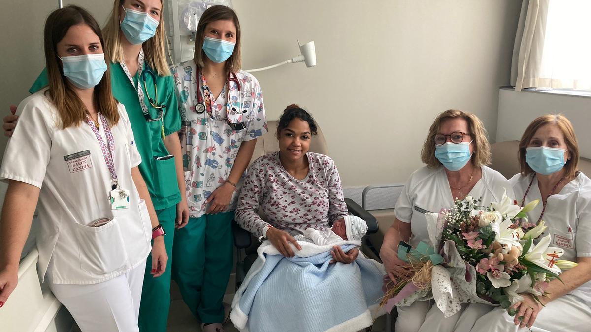 El recién nacido, con su madre y el personal sanitario que asistió al parto.