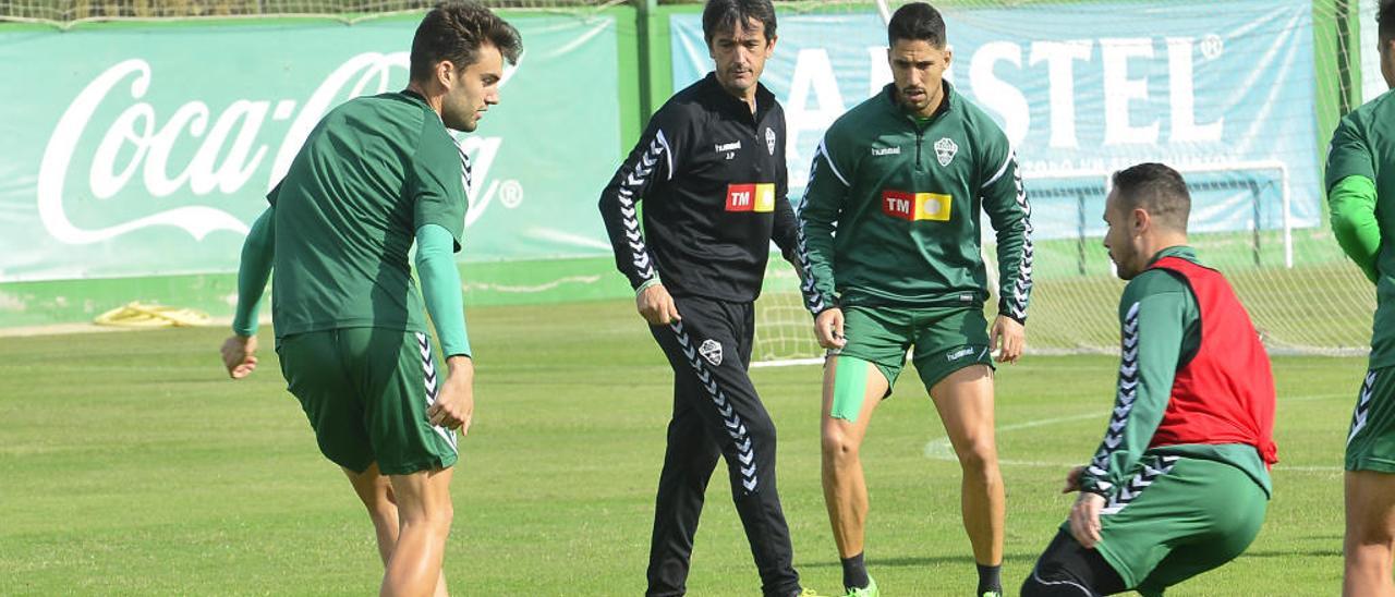 Pacheta observa en Altabix un rondo con Andoni, que hoy será titular por Juan Cruz, Fidel e Iván Sánchez.