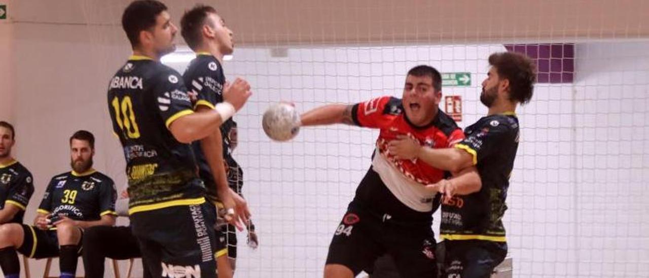 Carlos Vilanova defiende a Iago Vidal ante la mirada de Quintas y Gayo, ayer en Vigo en el partido de la Supercopa de Galicia. |  // J.LORES