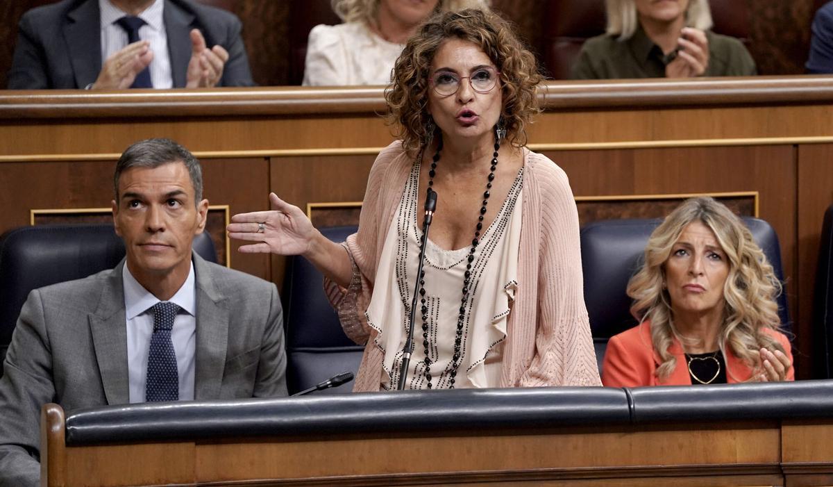 El presidente del Gobierno, Pedro Sánchez, la vicepresidenta primera, María Jesús Montero, y la vicepresidenta segunda, Yolanda Díaz, durante un pleno del Congreso.