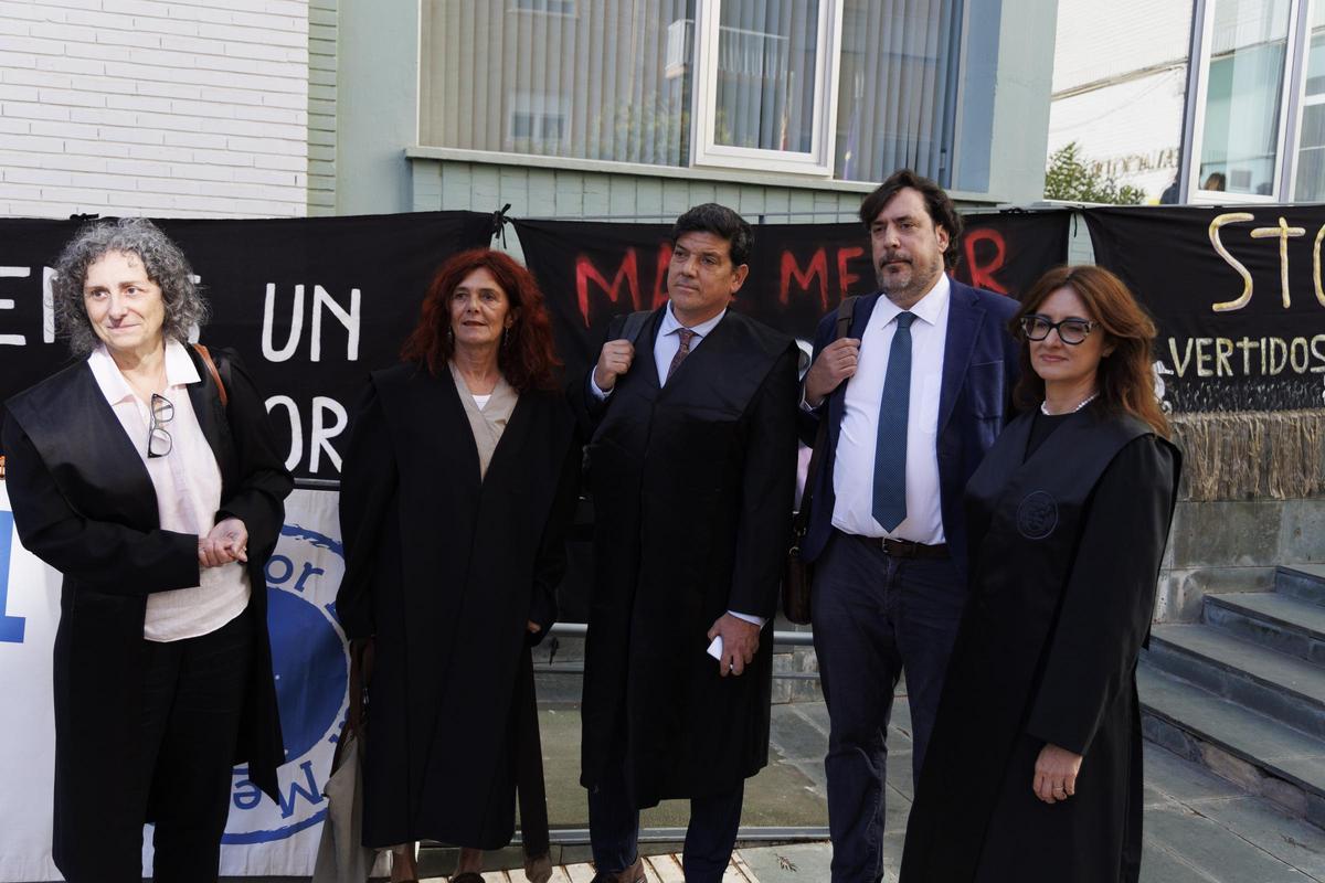 El abogado Sergio Marco, en el centro junto a Teresa Vicente y otros letrados de la acusación.