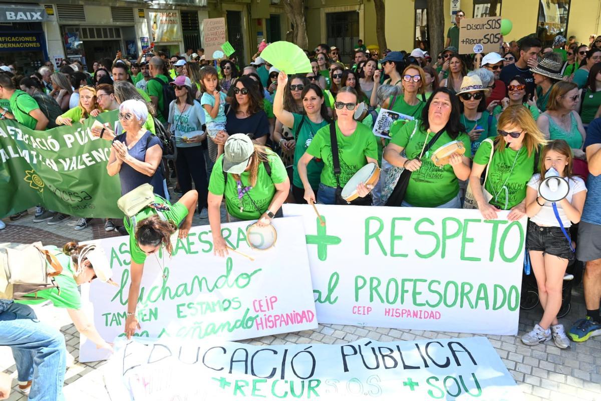 Los profesores se manifiestan en la Plaça de Baix de Elche por la educación pública