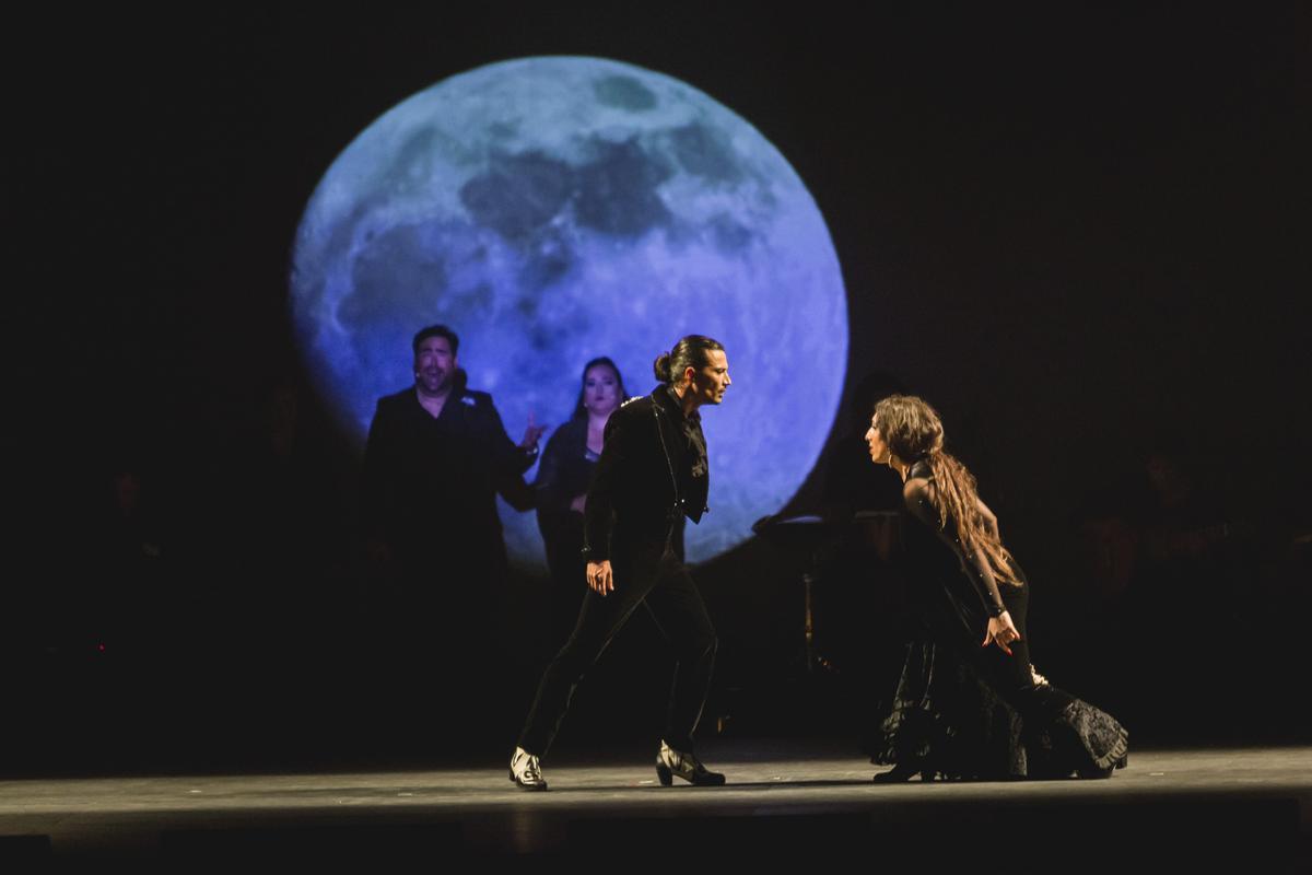 La puesta en escena combina danza, teatro y poesía.