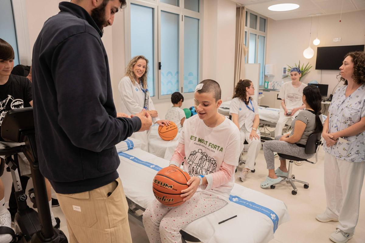 Ricky Rubio, junto a una paciente de la nueva área de rehabilitación para niños y adolescentes en el Hospital Vall d'Hebron