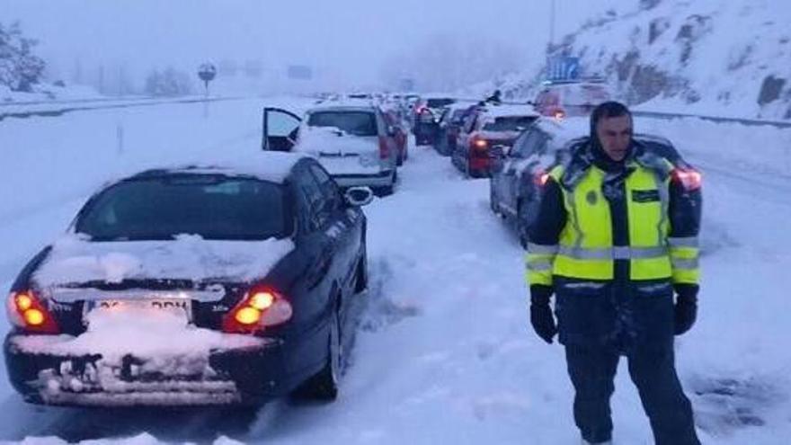 Cotxes atrapats ahir a l&#039;AP-6 pel temporal de neu a prop de Segòvia