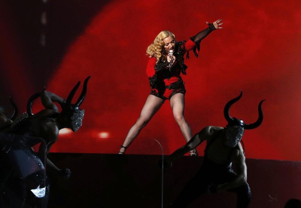 Madonna, con ’look’  torero, en su interpretación de ’Living for Love’.