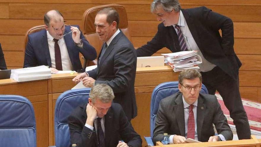 Mato, de pie, y sentados Alfonso Rueda y Alberto Núñez Feijóo, ayer en el Parlamento. //X. Álvarez