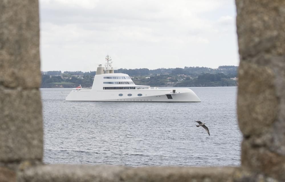 El megayate ''A'', en su entrada en A Coruña