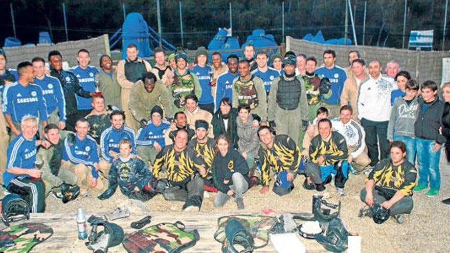 La plantilla del Chelsea posa después de participar en una sesión de ´paintball´ en sa Pobla.