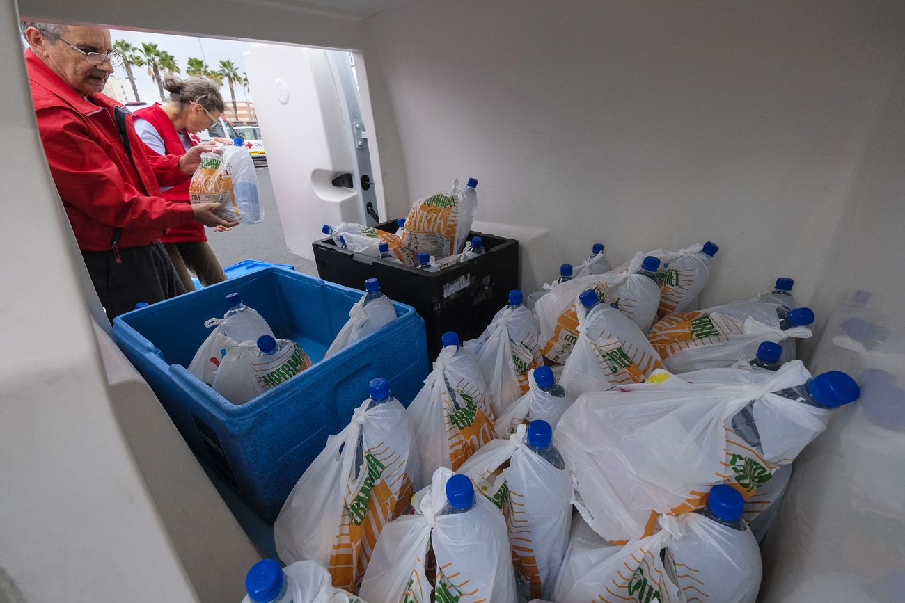 Cruz Roja reparte alimentos a personas vulnerables en su proyecto 'Comida sobre ruedas'
