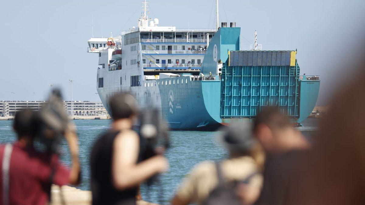 Los jóvenes del macrobrote de Mallorca desembarcan en València.