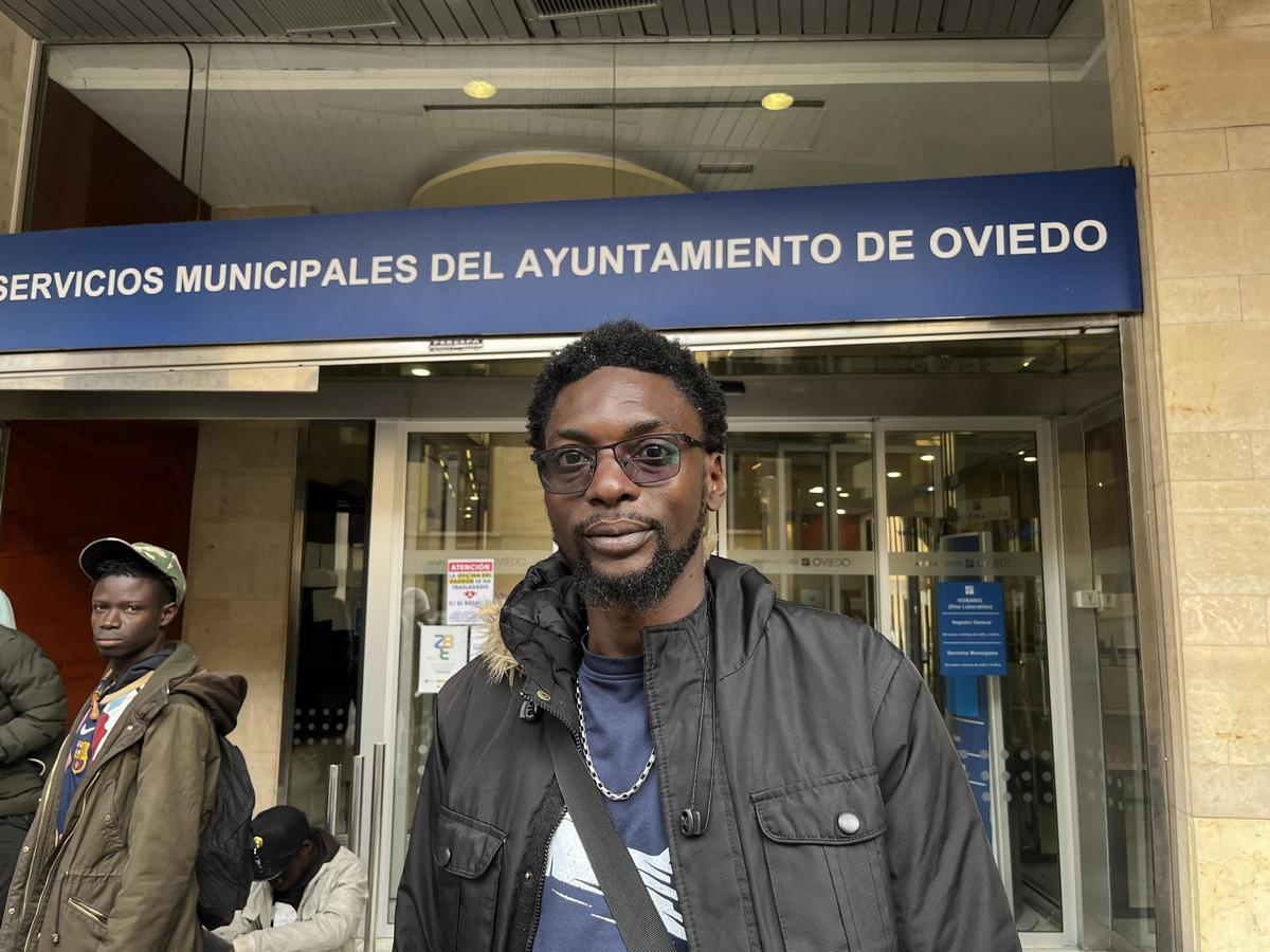 Siberou Ndiaye frente a la oficina de Oviedo