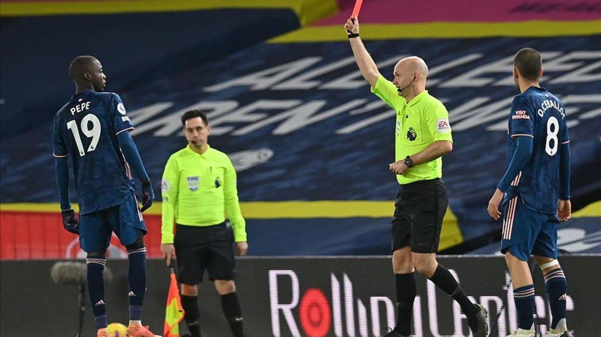 El mediocampista marfileño nacido en Francia del Arsenal, Nicolas Pepe, recibe una tarjeta roja del árbitro de atch Anthony Taylor durante el partido de fútbol de la Premier League inglesa entre Leeds United y Arsenal