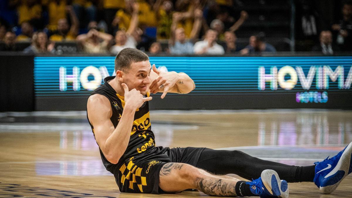 Kyle Guy celebra un triple en un partido con el CB Canarias.