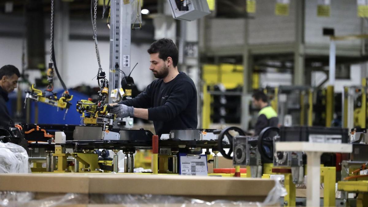 Un trabajador en la planta de Stellantis Figueruelas, a principios de este 2025. | LAURA TRIVES